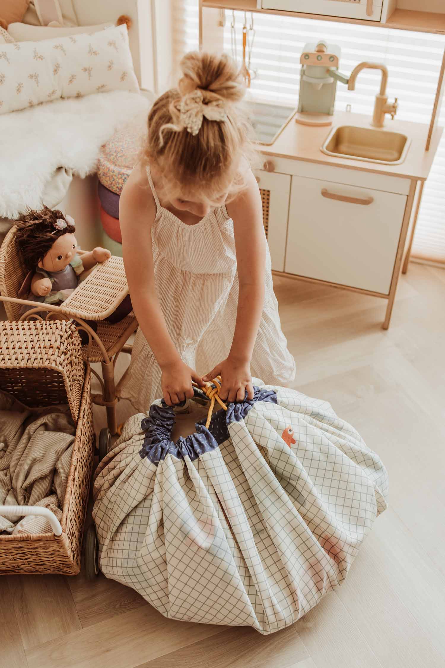 toy storage bag, Toupitis, Play&Go, Moulin Roty, child is closing the bag