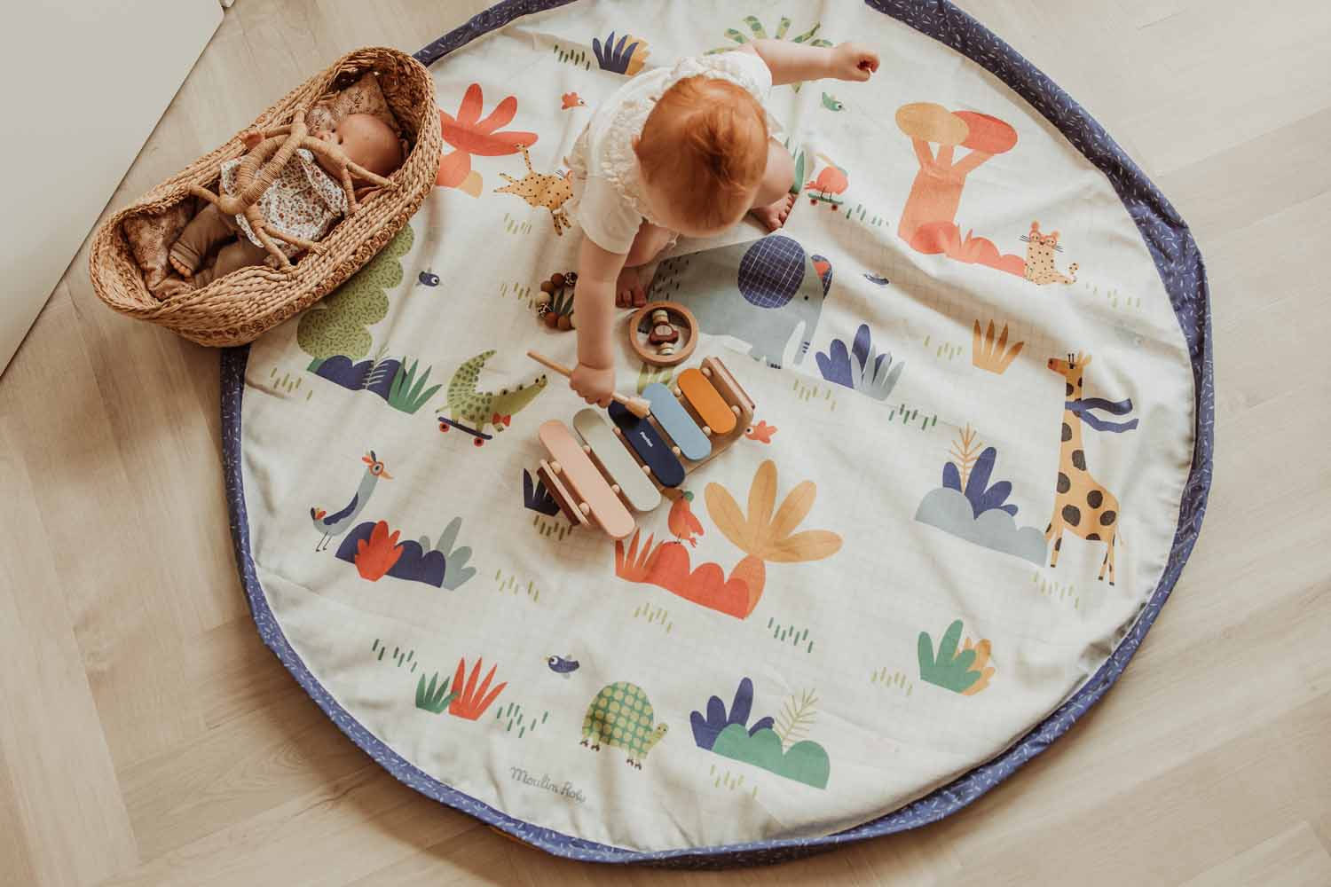 toy storage bag, Toupitis, Play&Go, Moulin Roty, child is playing on mat with xylophone
