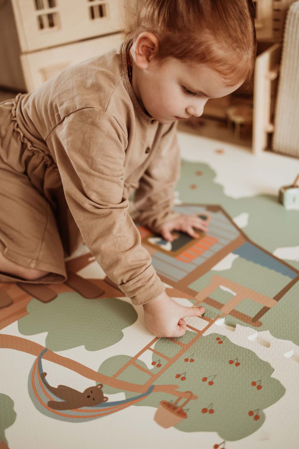 EEVAA treehouse puzzlemat, child is making the puzzle