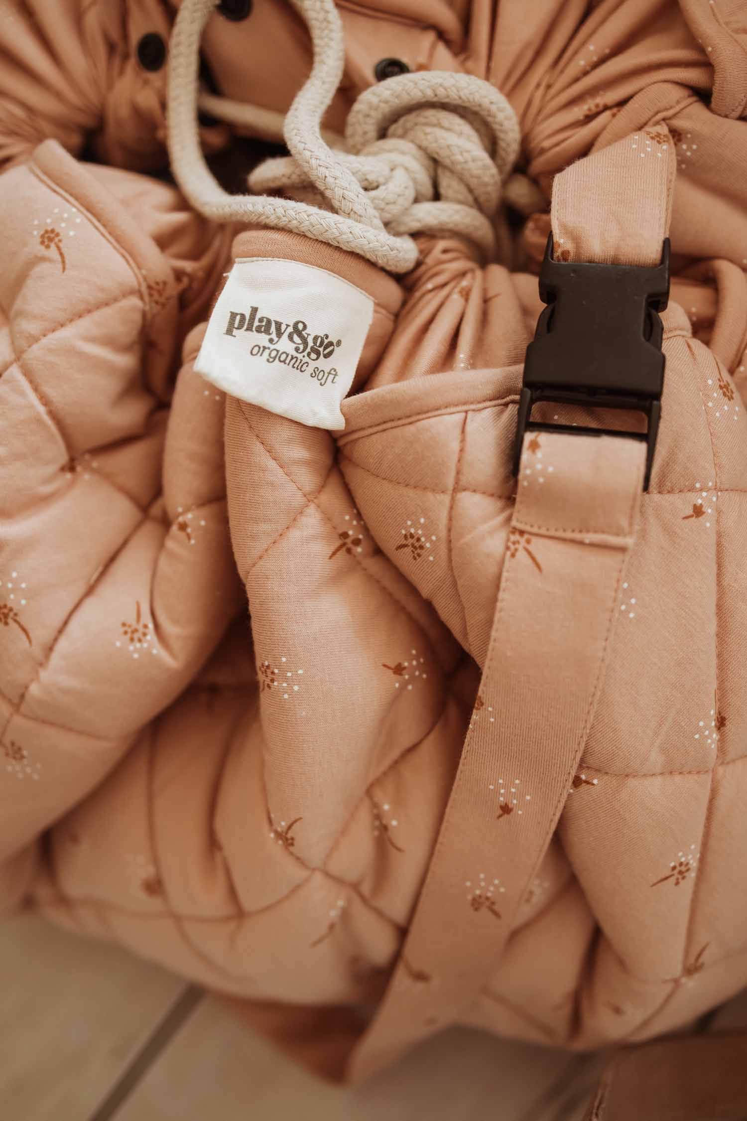 detail picture of Fleuri organic babymat, logo Play&Go