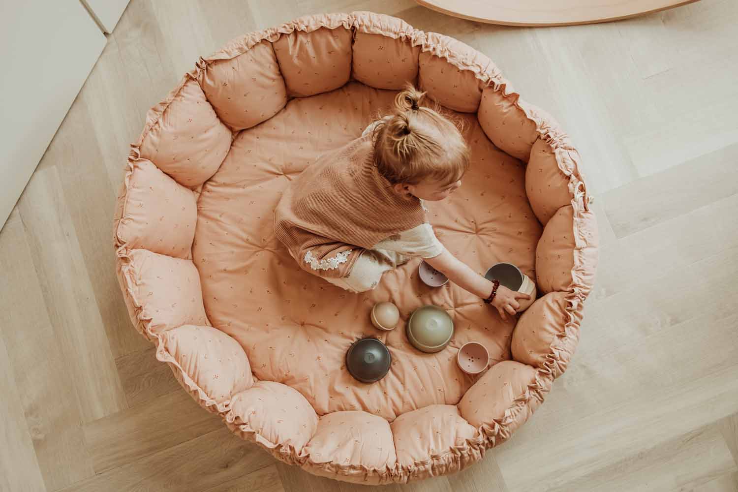 Bloom fleuri organic babymat, raised edges, child playing in crib