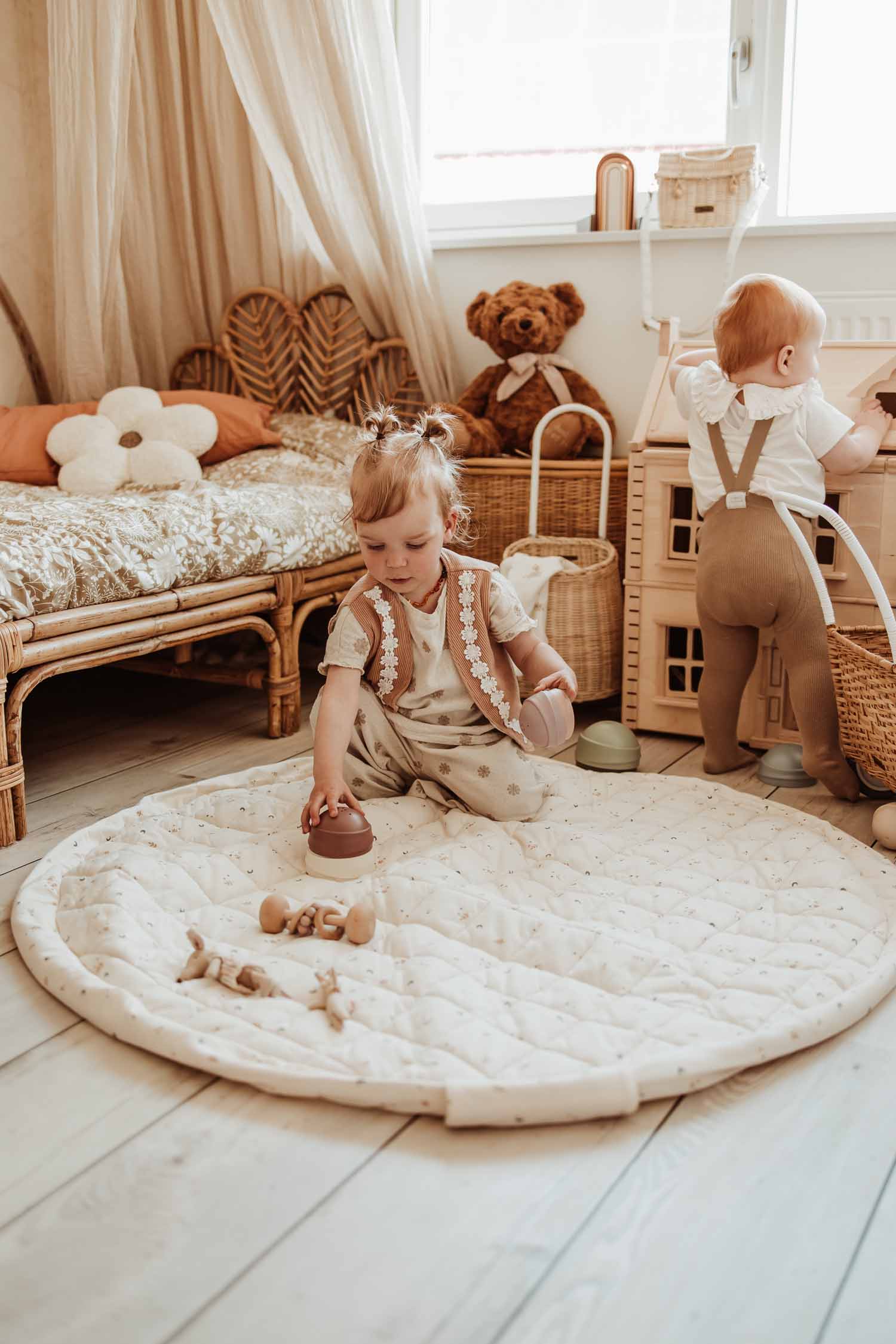 Moon organic babymat, open in kidsroom, children playing on mat and with victorian house,next to bed
