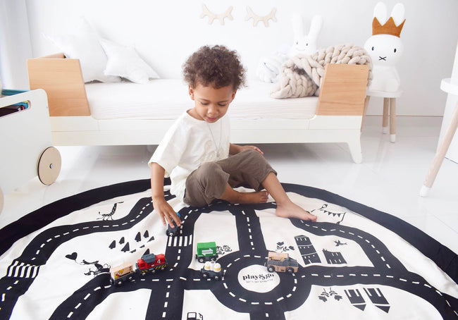 Play&Go roadmap/Thunderbolt Toy Storage Bag, kid playing on mat in kidsroom