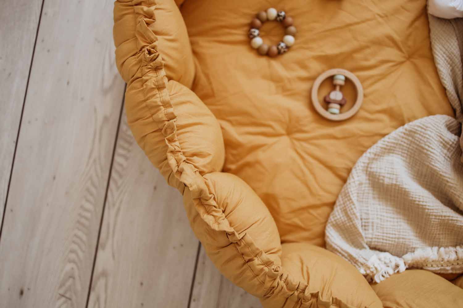 Bloom mustard organic babymat, detail picture of raised edges