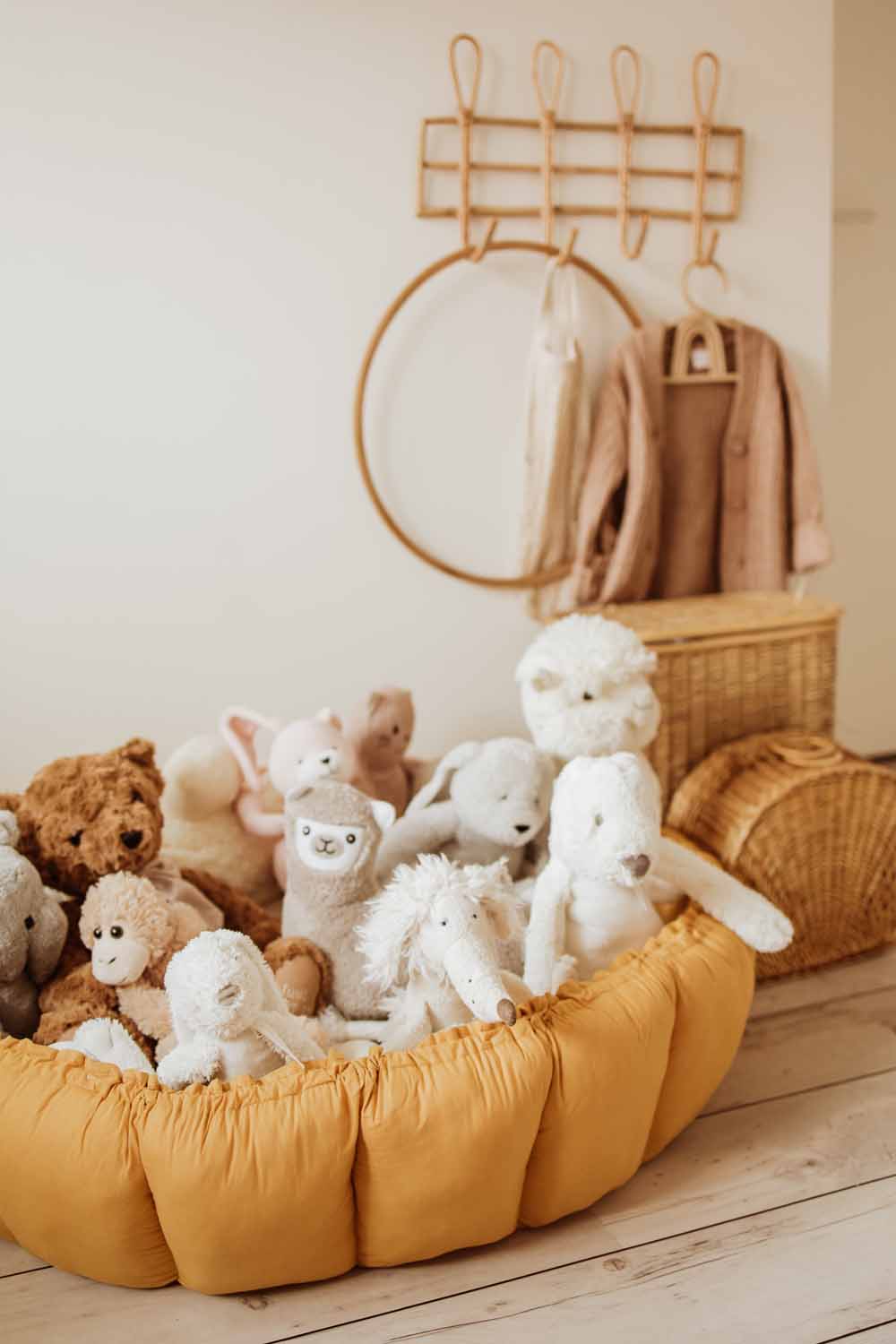 Bloom mustard organic babymat, raised edges, bag filled with cuddles