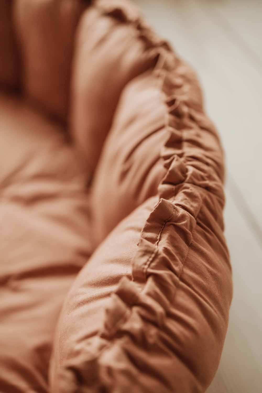 Bloom tawny brown organic babymat, detail picture of raised edges