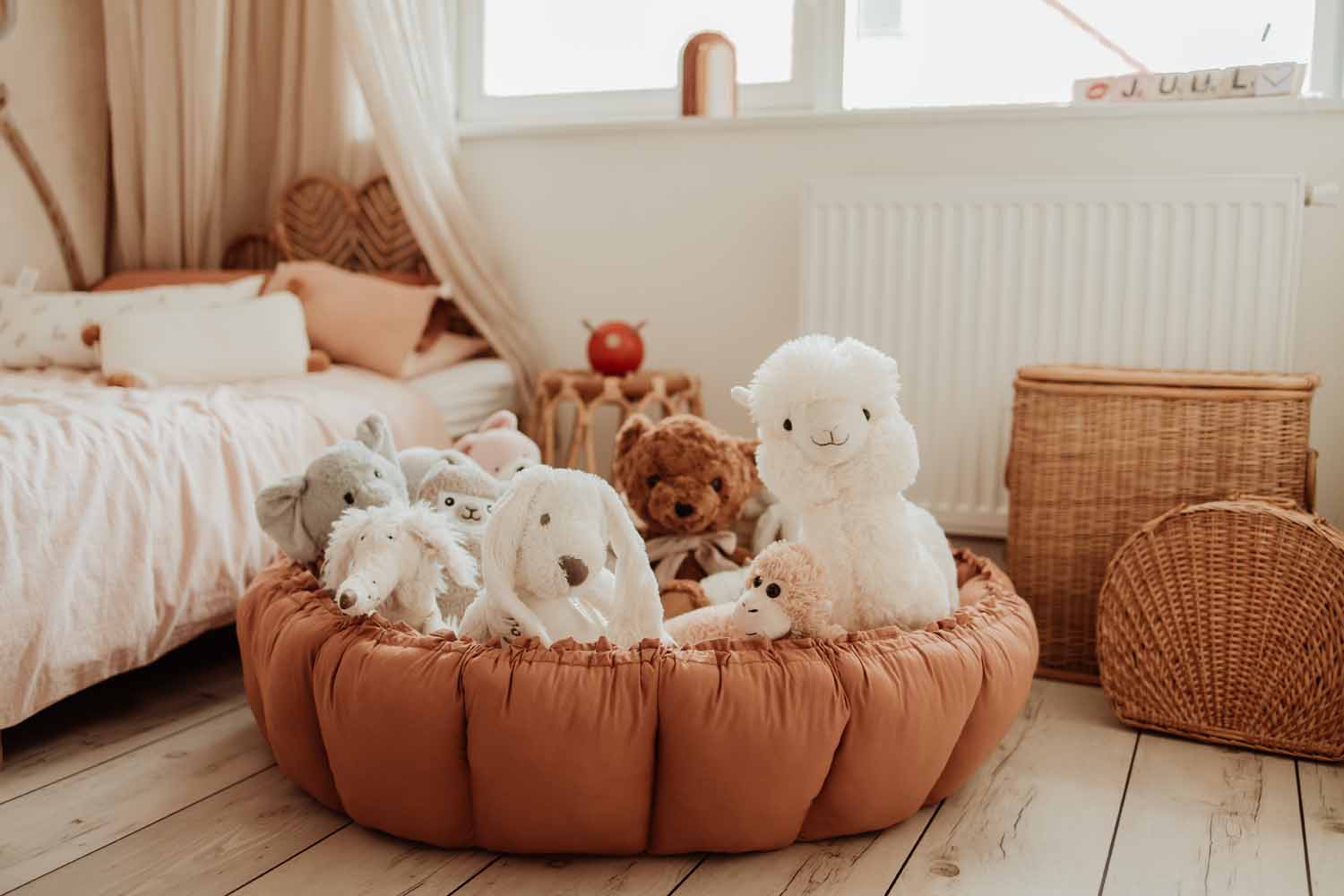 Bloom tawny brown organic babymat, raised edges, mat filled with cuddles, bed in kidsroom, wicker basket