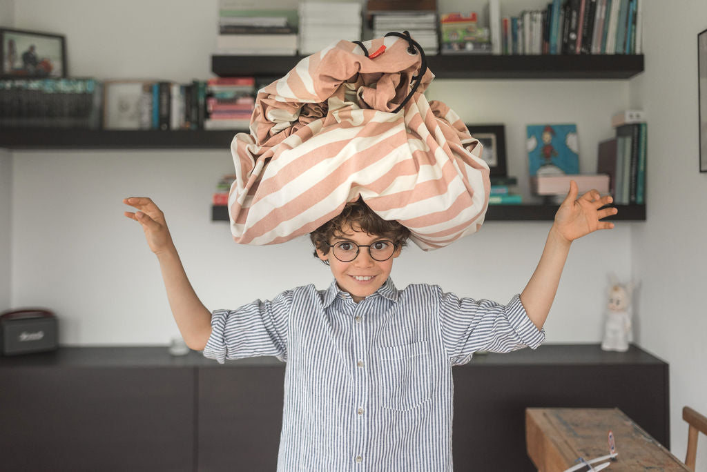Stripes Pink New toy storage bag, child carrying the closed bag on his head