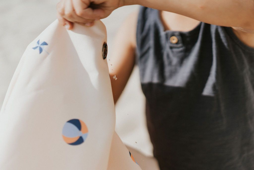 Play&Go outdoor storage bag and play mat, print balloon, child taking away the sand in the bag