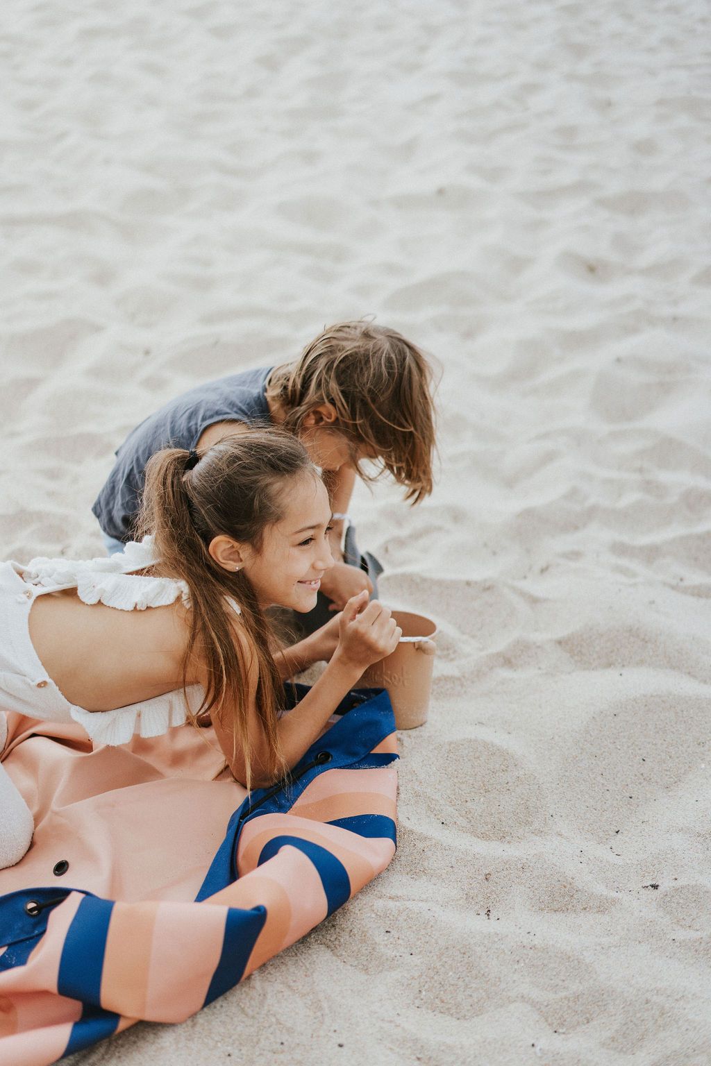 mokka stripes outdoor storage bag, children lying on open mat in the sand