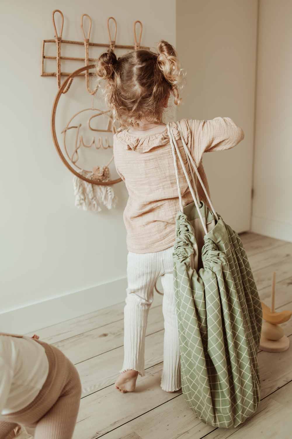 organic storage bag grid green, child carrying the bag to coat rack