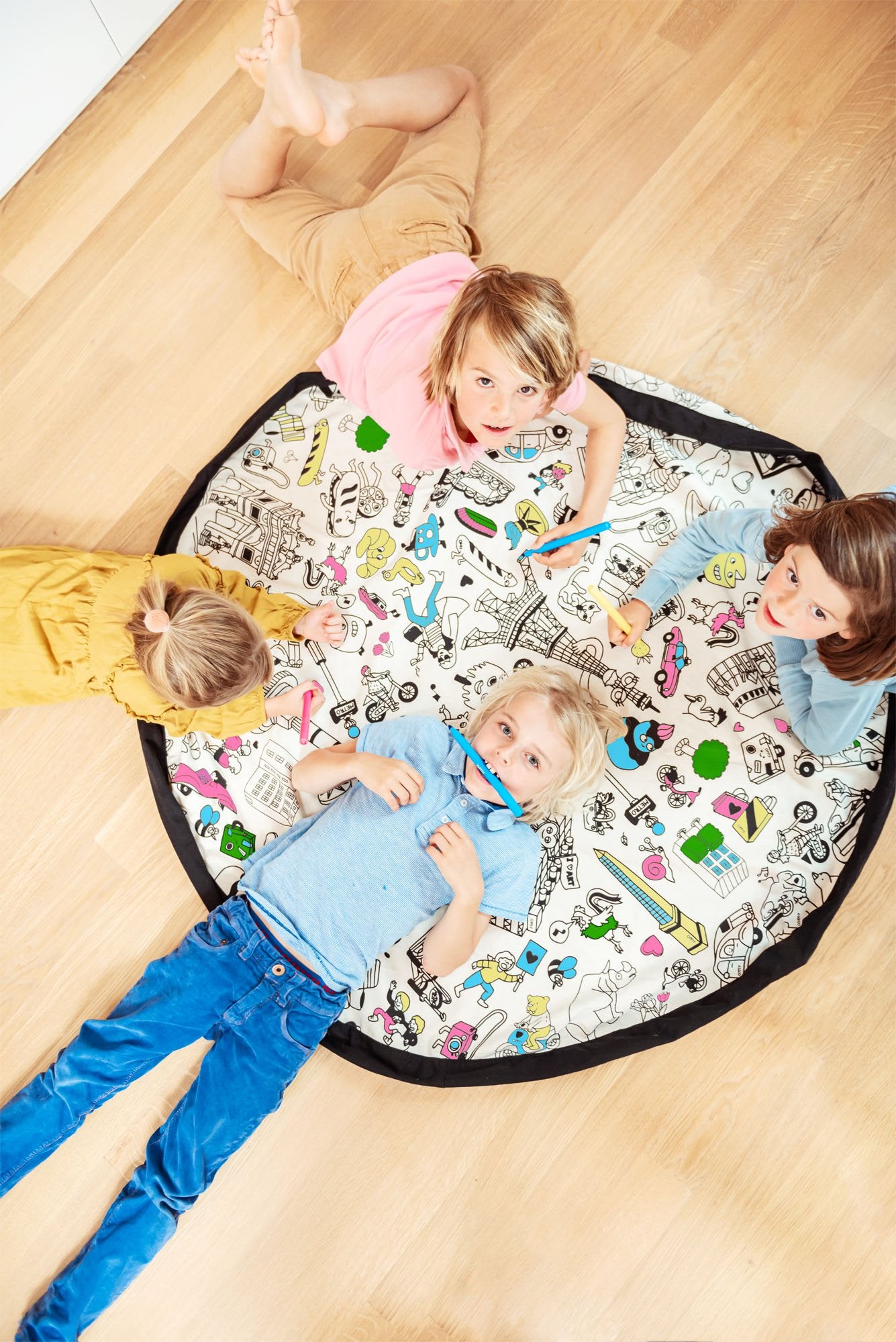 Play&Go storage bag and play mat, lots of fresh colors, kids coloring the mat